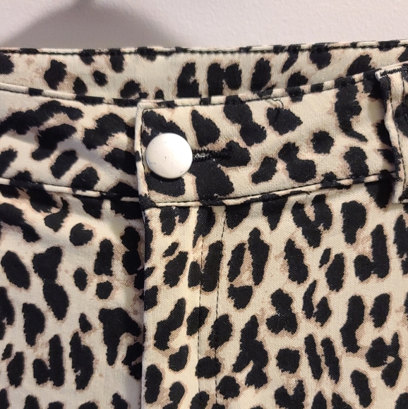 🦇2/$15- Leopard Crop Pants - Picture 5 of 13